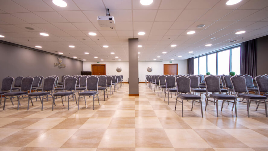Многофункциональный конференц-зал общей площадью 160 кв.м. Максимальная вместительность - 70 человек.